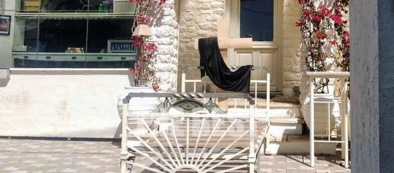 Πάτρα: Πρωτότυπη διαμαρτυρία για τα «λουκέτα» στην εστίαση - Ένα κρεβάτι, ένα ύφασμα και ο σταυρός (φώτο)